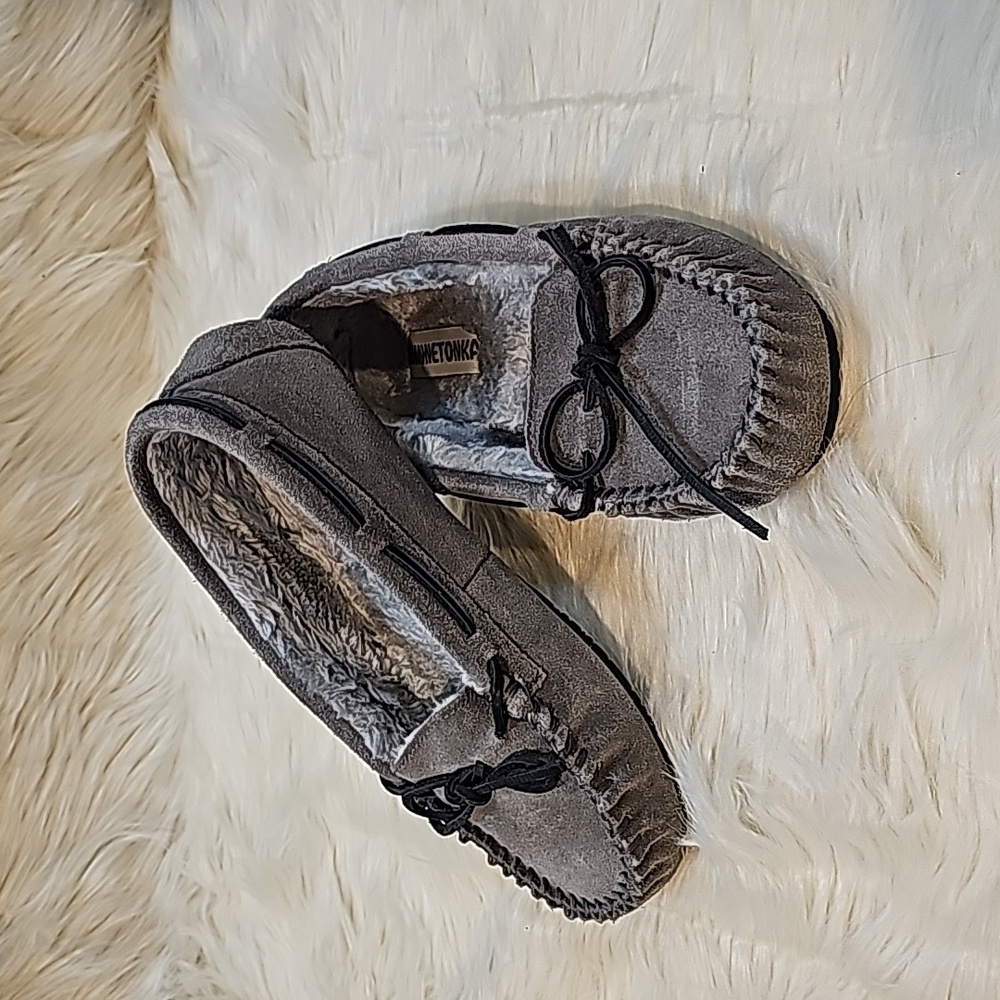 New Minnetonka Slippers Gray Leather Faux Fur Lined Slip On Moccasins, Size 9